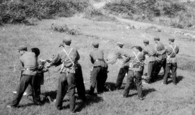 枪毙死刑犯时,为何要十几人一起对犯人开枪?并非是怕打不准