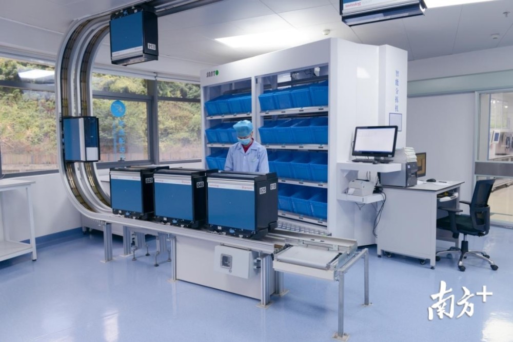 专门培训的药学专业技术人员严格按照无菌操作要求进行静脉用药的调配