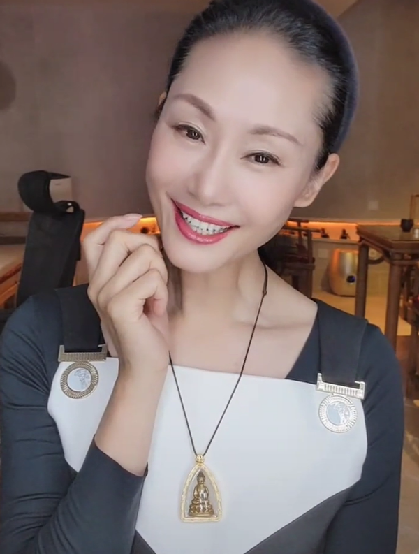 55岁于文华太会过日子了一条裙子穿8年胸口金镶玉价格不菲