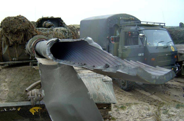 武器装备炸膛真实写照,步枪枪管开花,炮管直接扭成麻花_腾讯网