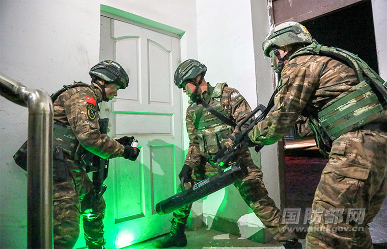 夜幕降临直击武警某支队城市反恐演练现场