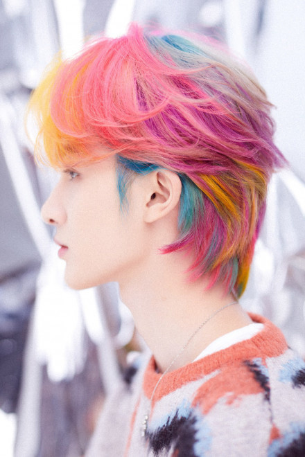 朱正廷喜提五彩鹦鹉头新发色完美驾驭个性帅气