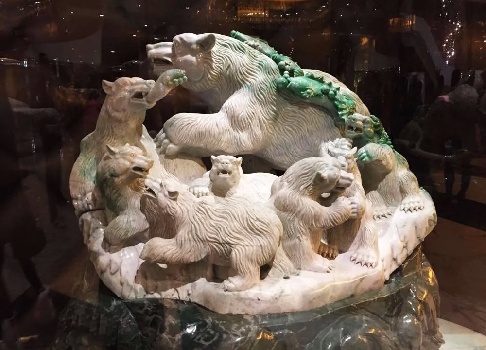 何鸿燊的收藏帝国:钻石全球最大,黄金玉石堆成山,兽首不值一提