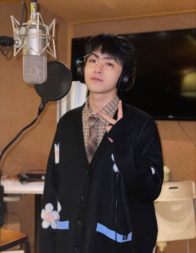 经常带女孩子出去玩,并且还晒出了魏宏宇之前的素颜照片,和如今在台上