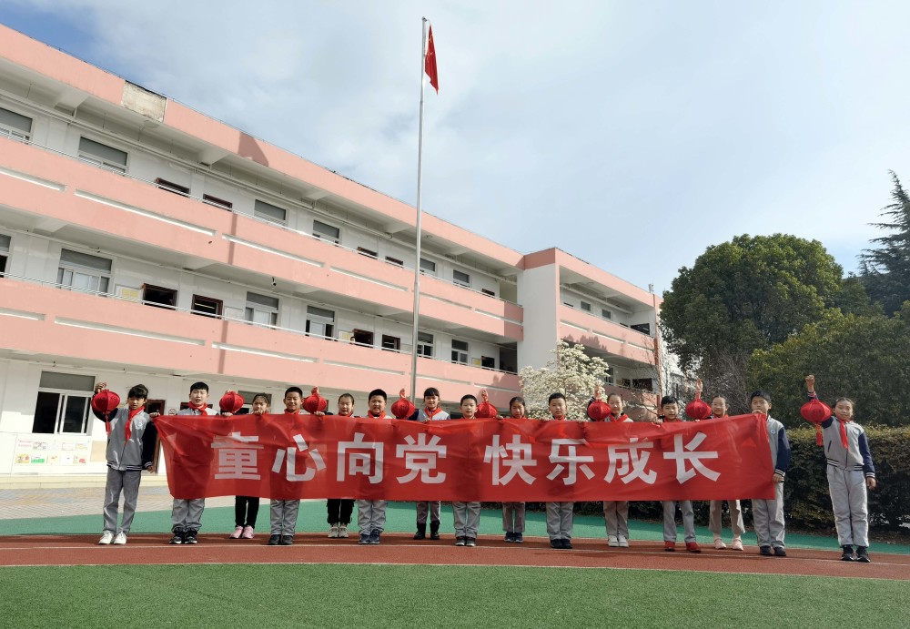 苏州市城西中心小学:近百名师生拼"100"字样迎开学