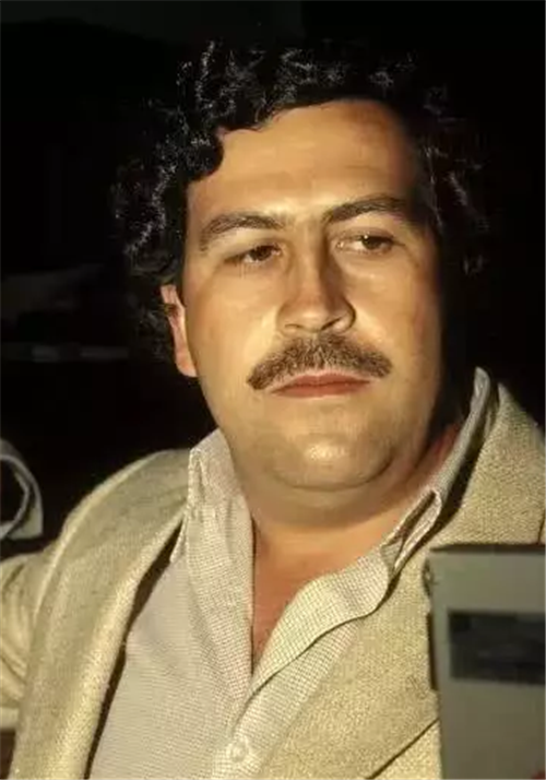 他是世界毒王,有一支4万人的私人军队,富可敌国,跻身七大富豪|巴勃罗