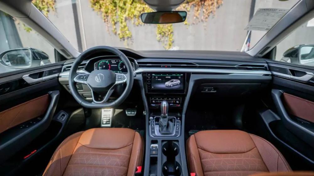 至于其内饰部分,cc猎装车与三厢版本基本保持一致,10.