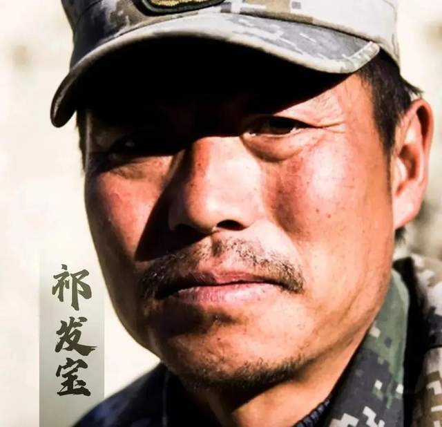 该为英雄们写点什么?既然老在说诗,那就写两首诗吧