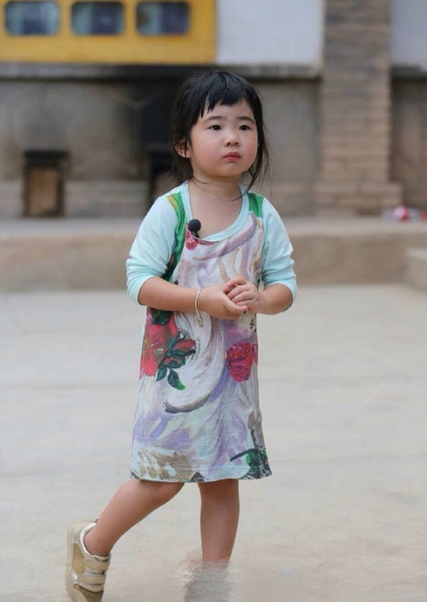 曹格10岁女儿近照曝光长发白裙好像仙女曾被骂丑女现成初恋脸