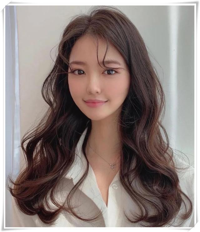 而且在即将到来的春夏季节选择一款卷发也会更加彰显活泼青春感