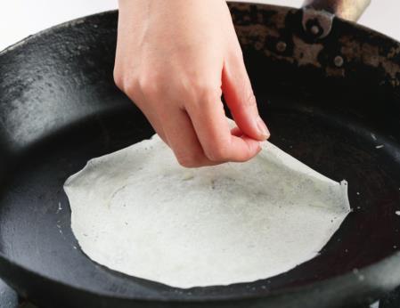 教你在家做春卷,从摊饼皮到成品,步骤简单详细,宴客上桌真不错_腾讯