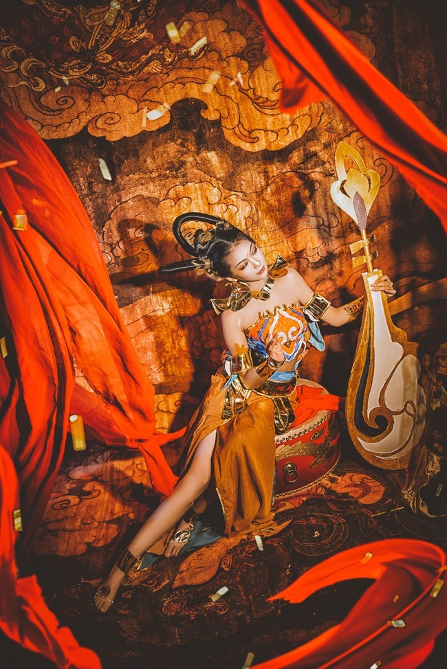 在看一眼月牙泉就回头杨玉环遇见飞天cosplay