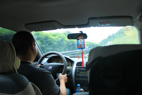 女领导总蹭我车回家,且每天放一支口红在车上,听到原因后我愣了