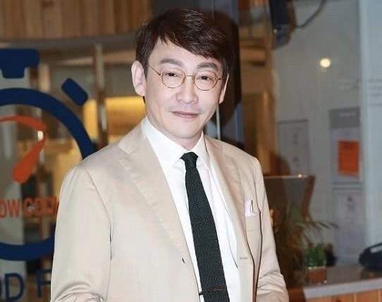 吴启华哥哥吴启明近况曝光拒绝再复出转行卖盐焗鸡388元一只