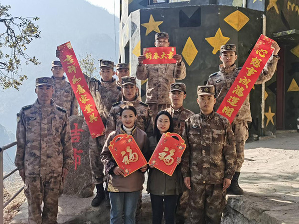 军嫂上哨拜年.王美玉 摄