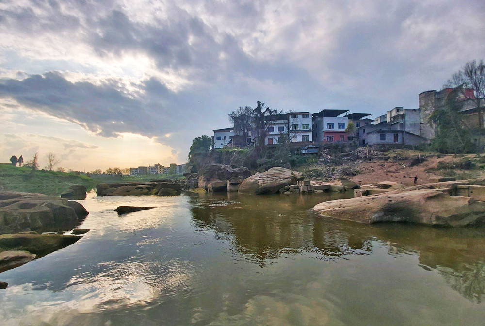 重庆开州临江镇:南河枯水期,大桥下的古石板桥"重见天日"_腾讯新闻