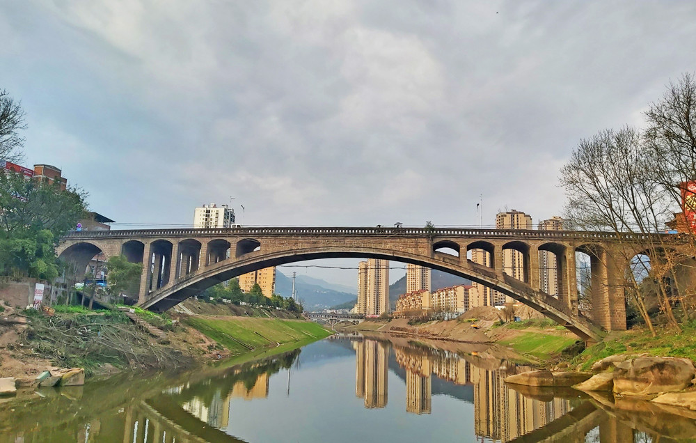 重庆开州临江镇:南河枯水期,大桥下的古石板桥"重见天日"_腾讯新闻