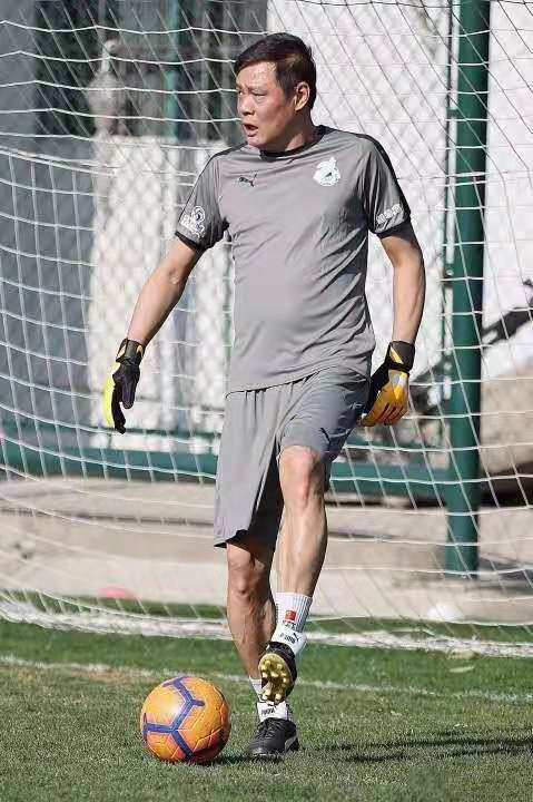 52岁范志毅再上赛场,展现出色球技,大肚腩抢镜_腾讯新闻