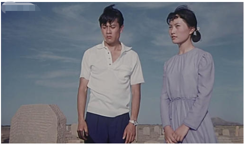 他本是一名木匠,因长相帅气成演艺明星,离婚十几年至今单身