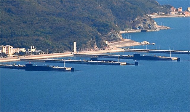 驻泊在海南三亚亚龙湾南海舰队基地的3艘094型战略核潜艇(资料图)诚然