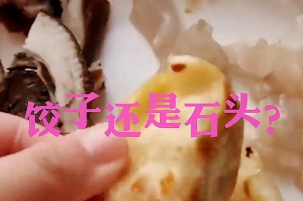 除夕的菜吃到初五女子当场崩溃饺子变石头老人还不让扔