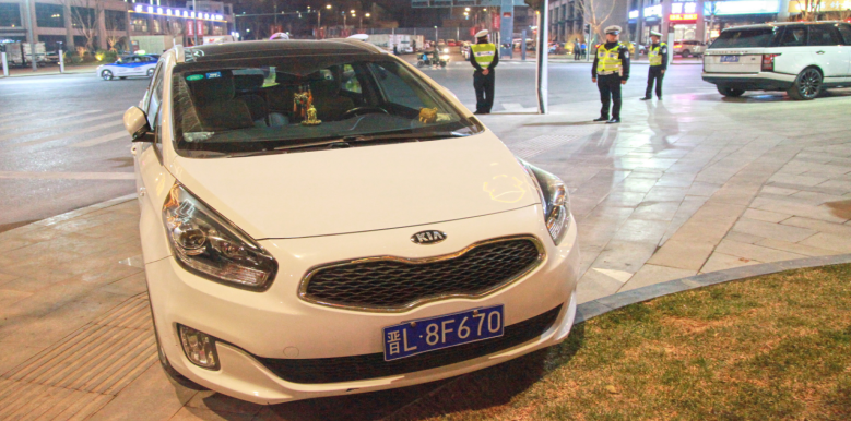 临汾一大批违停车辆被曝光多辆轿车摩托车被拖走