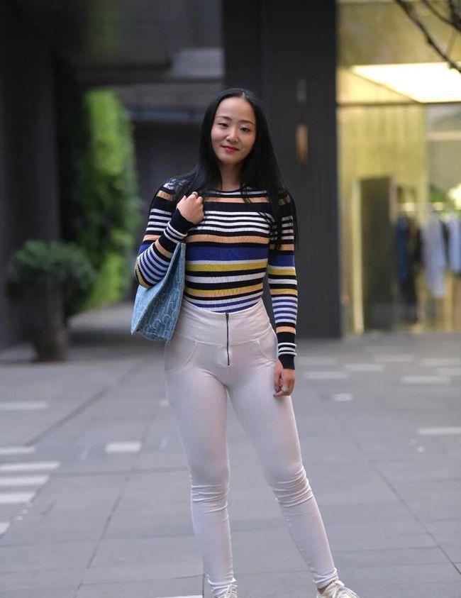 时尚白色牛仔裤造型清爽干净美女穿出干练风格