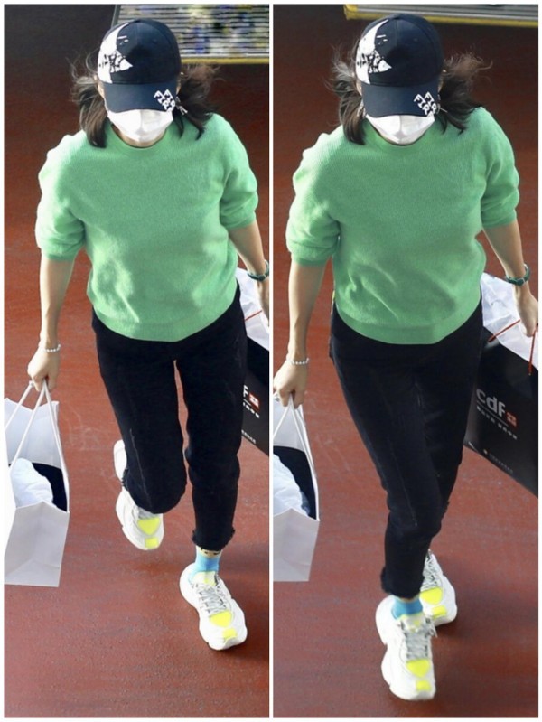 腿型优越的女性不妨尝试一下紧身牛仔裤,将腿部线条完美地勾勒出来.