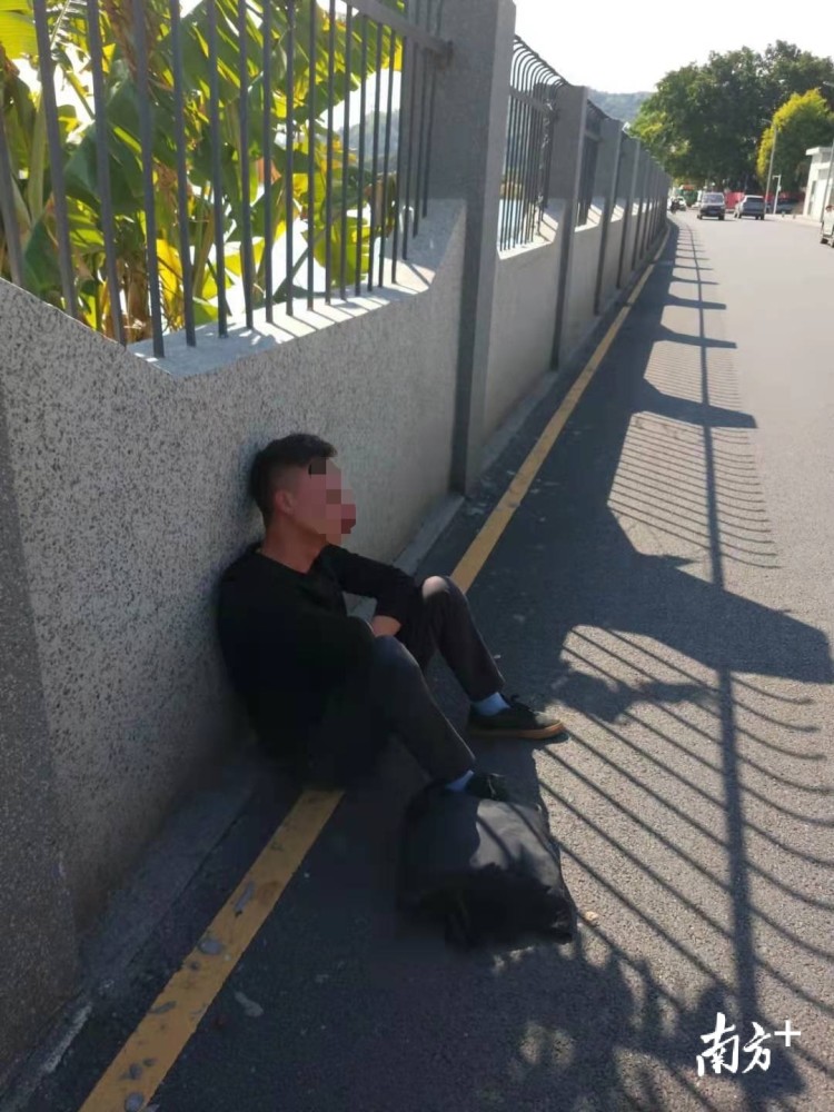 醉酒男人睡马路边图片