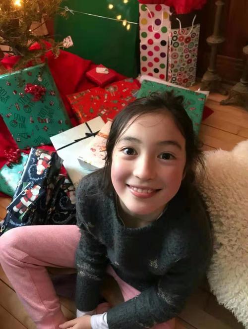 女儿穿千元名牌童装半裙,发色竟是白金色!