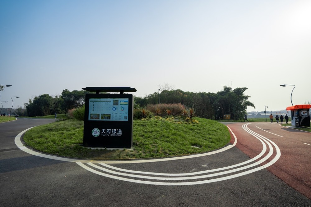 从会自拍的跑步绿道到会唱歌的多功能灯杆,从扫码自助式的淋浴房到会