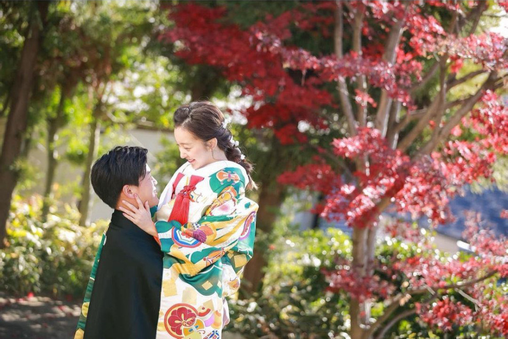 板野友美分享与丈夫结婚照穿传统婚服笑容幸福