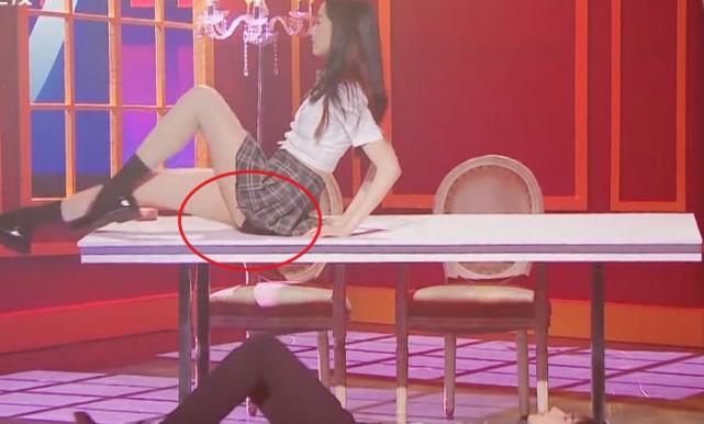 关晓彤跳舞意外露出底裤,发现后处理方式堪称教科书,不愧是脑力担当