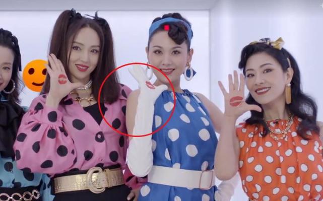程莉莎再作妖跳舞时戴手套被指做作网友嫌弃你就别来