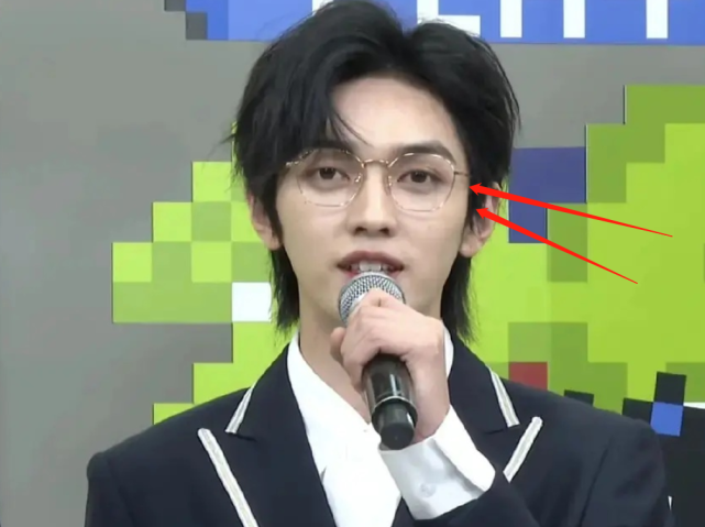 我都有一种想要他去做一个"半永久眼镜"的想法了,毕竟这个造型真的是