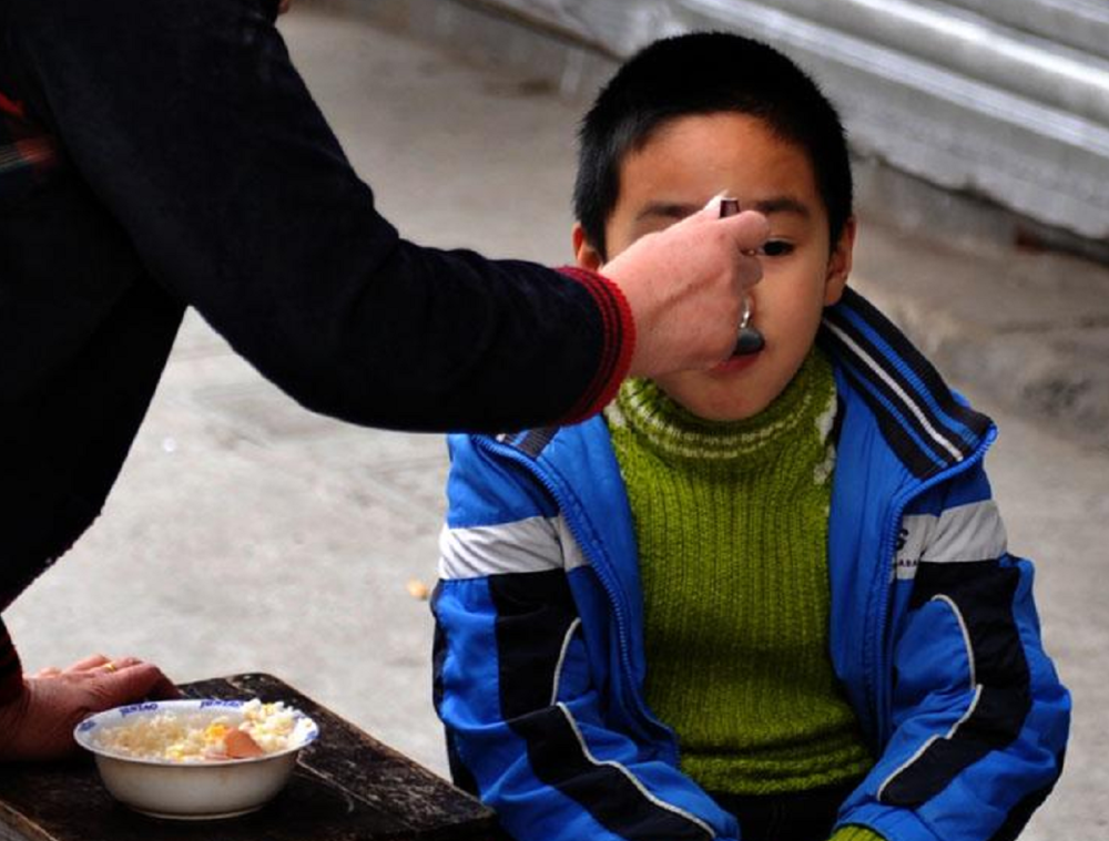 中国第一懒人杨锁挖坑上厕所烧家具取暖23岁活活懒死