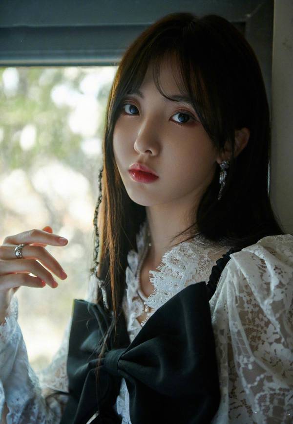 郑乃馨综艺造型好独特绑两蝴蝶结亮相非但不浮夸反倒很甜美