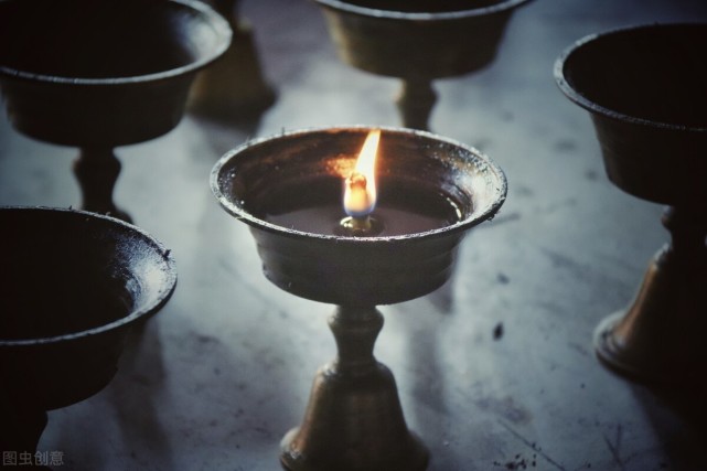 本是青灯不归客却因浊酒留风尘星光不问赶路人岁月不负有心人