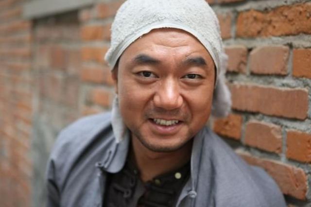 1998年,北漂只剩10元的30岁"大棍子"董勇,靠"香妃"养一个月