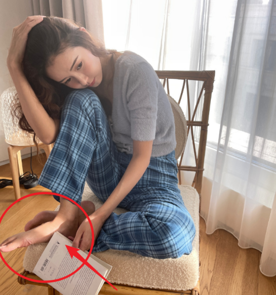 张子萱晒陈赫视角近照37岁清纯可爱似少女因p图被称大脚怪