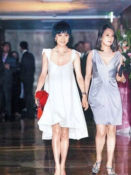 但据说在颜宁怀第三个孩子的时候,孙道存就喜欢上张琼玲,还曾经当众称