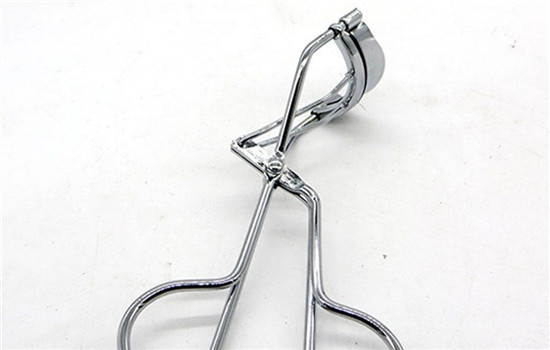 可以用小发夹或者塑料的化妆棉签还有牙签来代替让睫毛卷起来,但是要