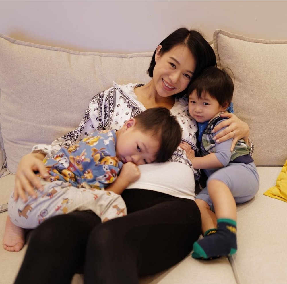 胡杏儿晒自己与小儿子的童年对比照母子绽放同款笑容长相神相似