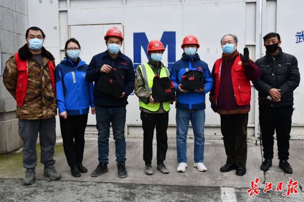 武汉图书馆为留汉过年的城市建设者们送去新春祝福和文化好礼.