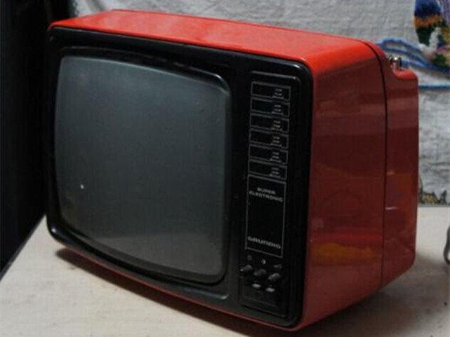 1986年我家砸锅卖铁!凑出钱来买了全村第1台彩色电视