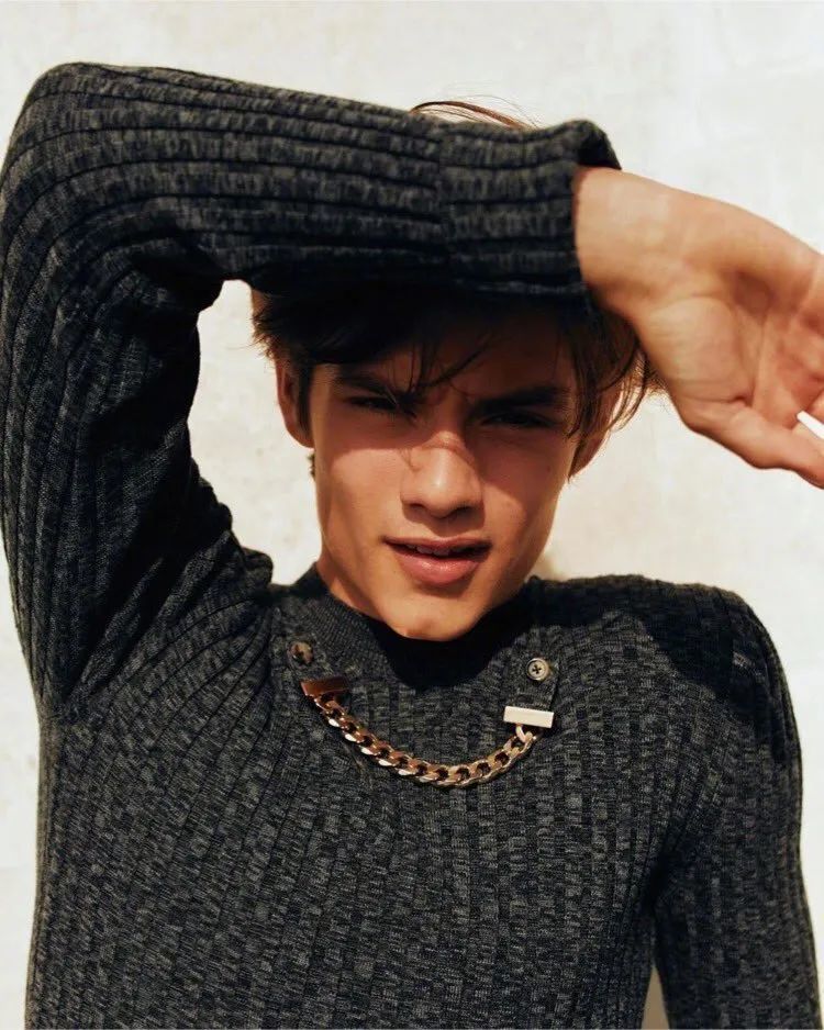 近日louis登上man about town杂志封面,男孩初长成,魅力蓄电中,感受下