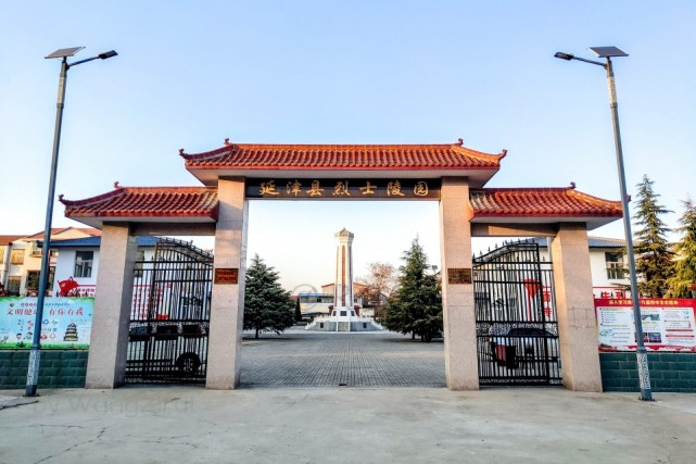 河南新乡:航拍延津县烈士陵园,人们自发为英烈敬献鲜花