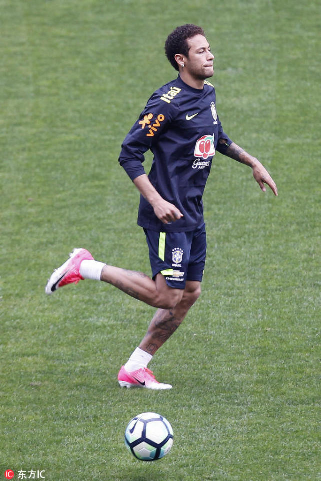 巴西备战世预赛 内马尔频现婀娜身姿