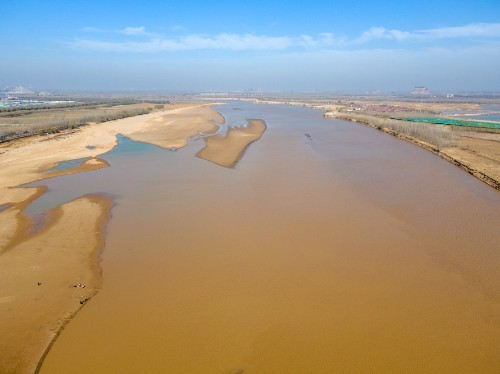 航拍黄河济南段大片河床露出水面众多游客在河滩上游玩