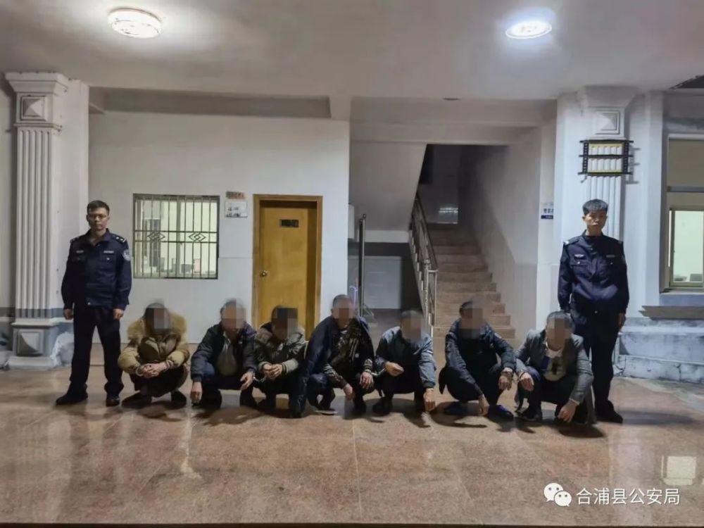 合浦县公安局西场派出所民警在广西合浦县西场镇某村委小卖部内,将